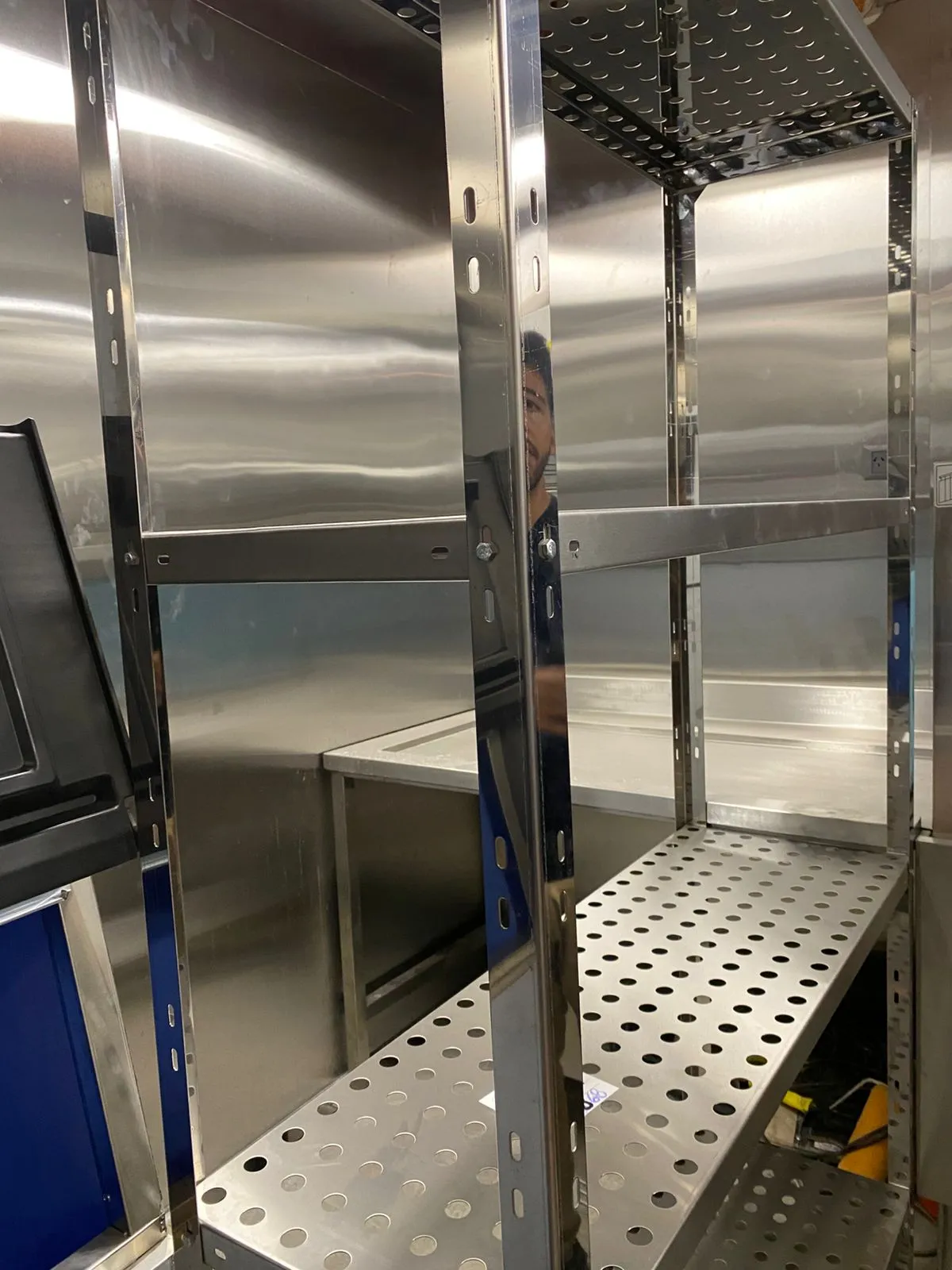 Estantería con estantes perforados en acero inoxidable AISI 431